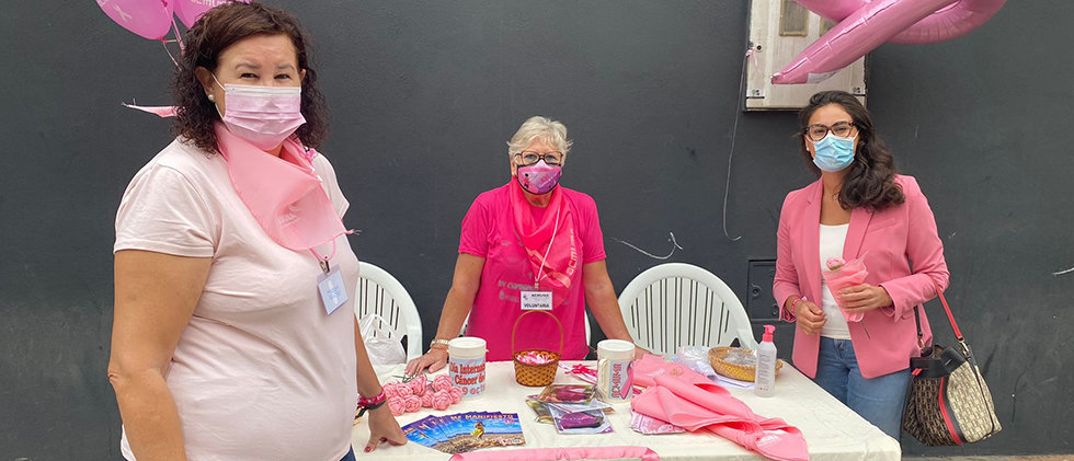 ACMUMA ha instalado un stand en Ceuta por el día contra el cáncer de mama.